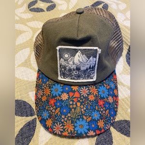 Canvas and mesh women’s hat